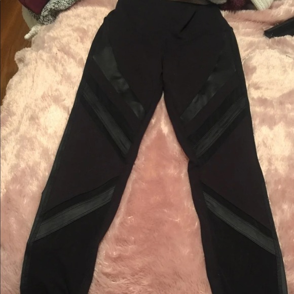 ALO Yoga Pants - Alo leggings xs with mesh. full length